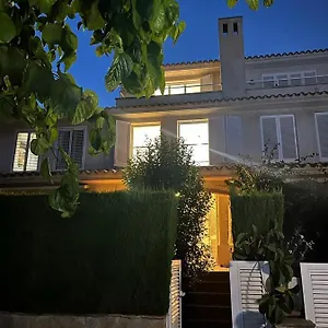 cambrils-adosado-con-piscina-4-habitaciones-8-huespedes.catalonia-hotels.com/